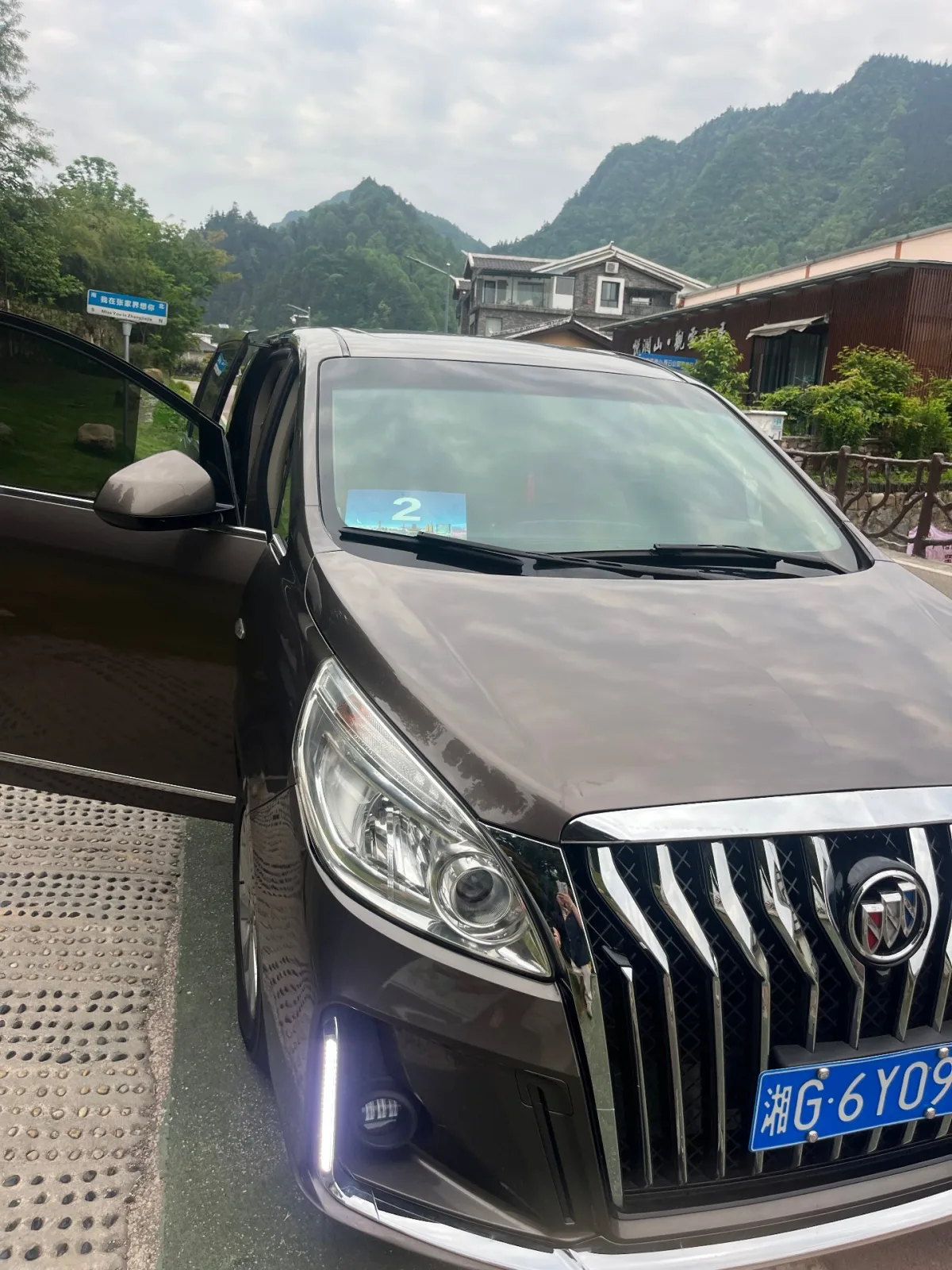 Buick GL8 seven-seat van used for Zhangjiajie private driver service